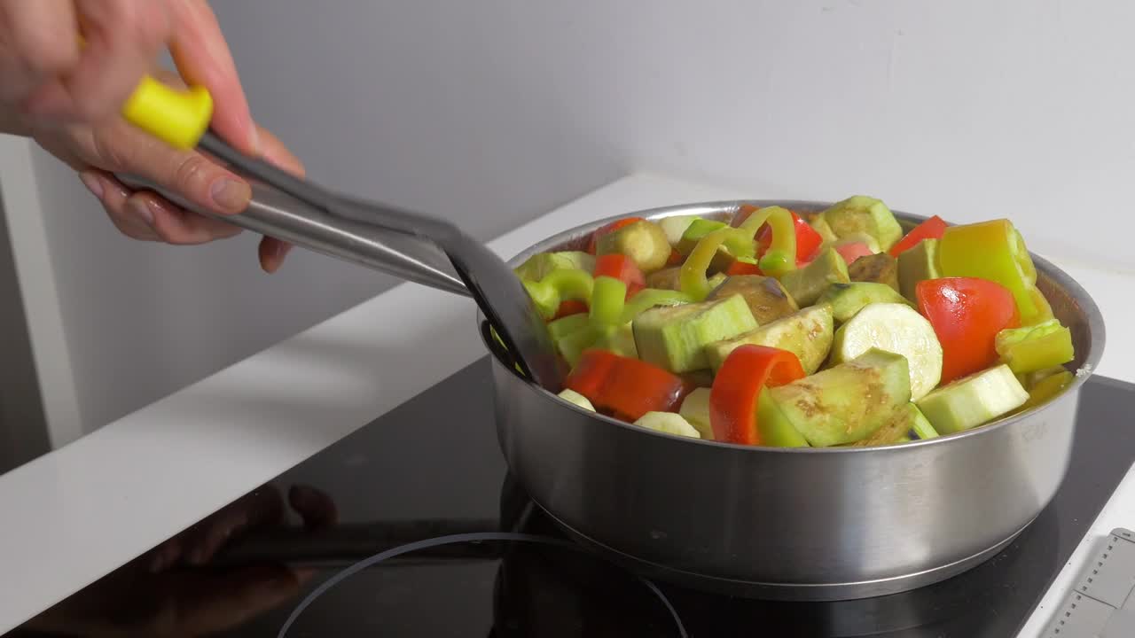 Video Stock Preparing Vegetables In A Pan Live Wallpaper Free