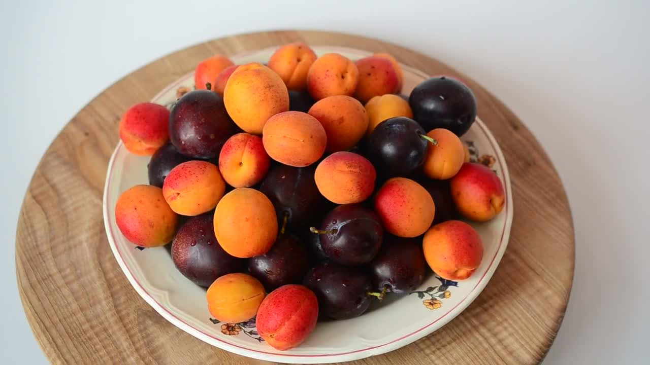Video Stock Presentation Of Grapes And Small Peaches Live Wallpaper Free