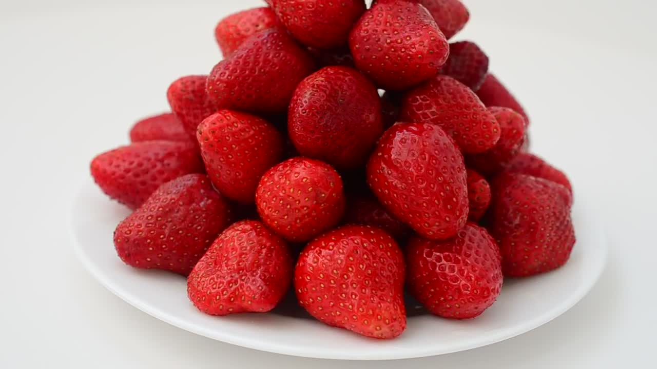 Video Stock Presentation Of Strawberries On A Spinning Dish Live Wallpaper Free