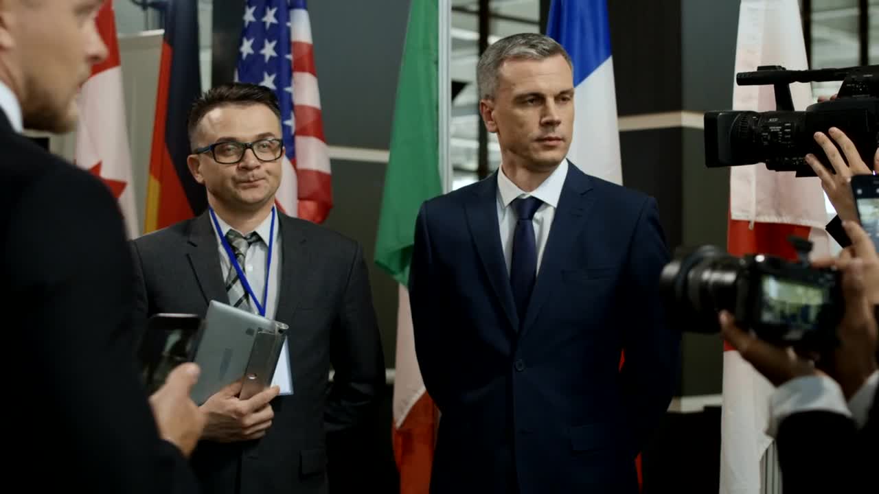 Video Stock President And Spokesman Leave The Journalists Live Wallpaper Free