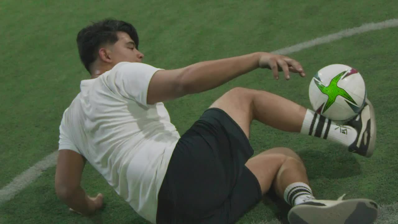 Video Stock Professional Freestyler Doing Skillful Ball Juggling Live Wallpaper Free