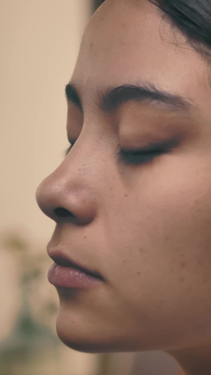 Video Stock Professional Makeup Artist Putting Makeup On A Womans Face Live Wallpaper Free