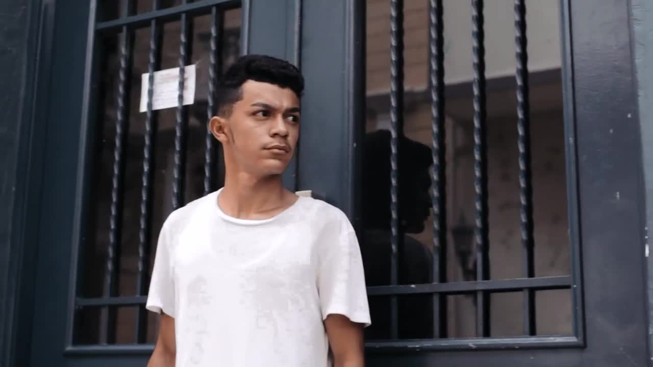 Video Stock Professional Photographer Taking Photos In The Street Live Wallpaper Free