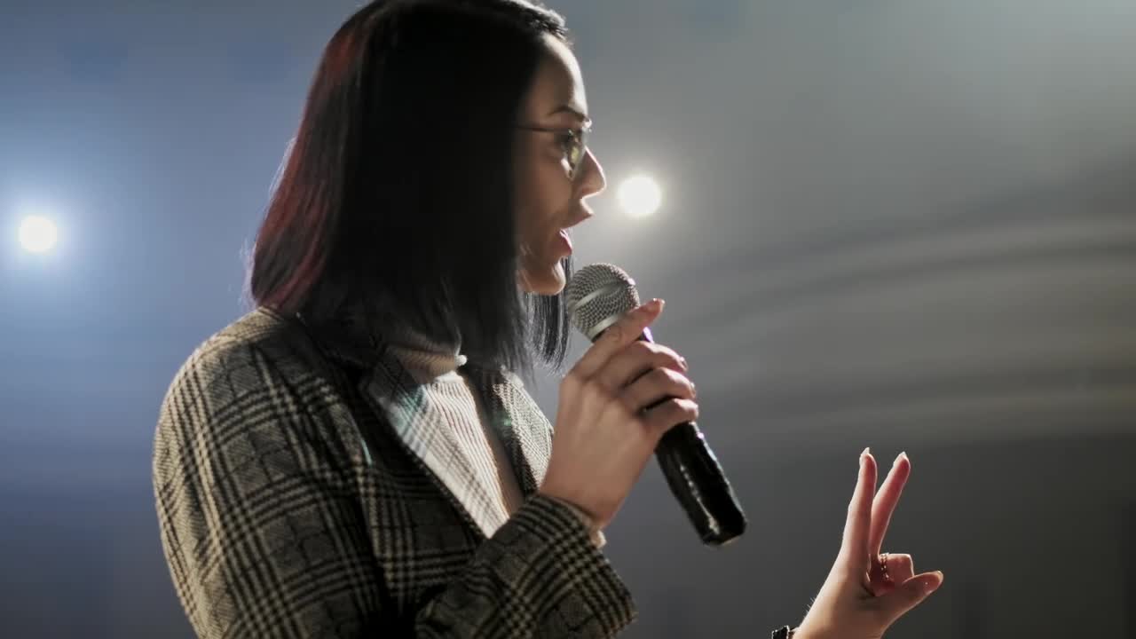 Video Stock Professional Speaker With A Microphone In Hand Live Wallpaper Free