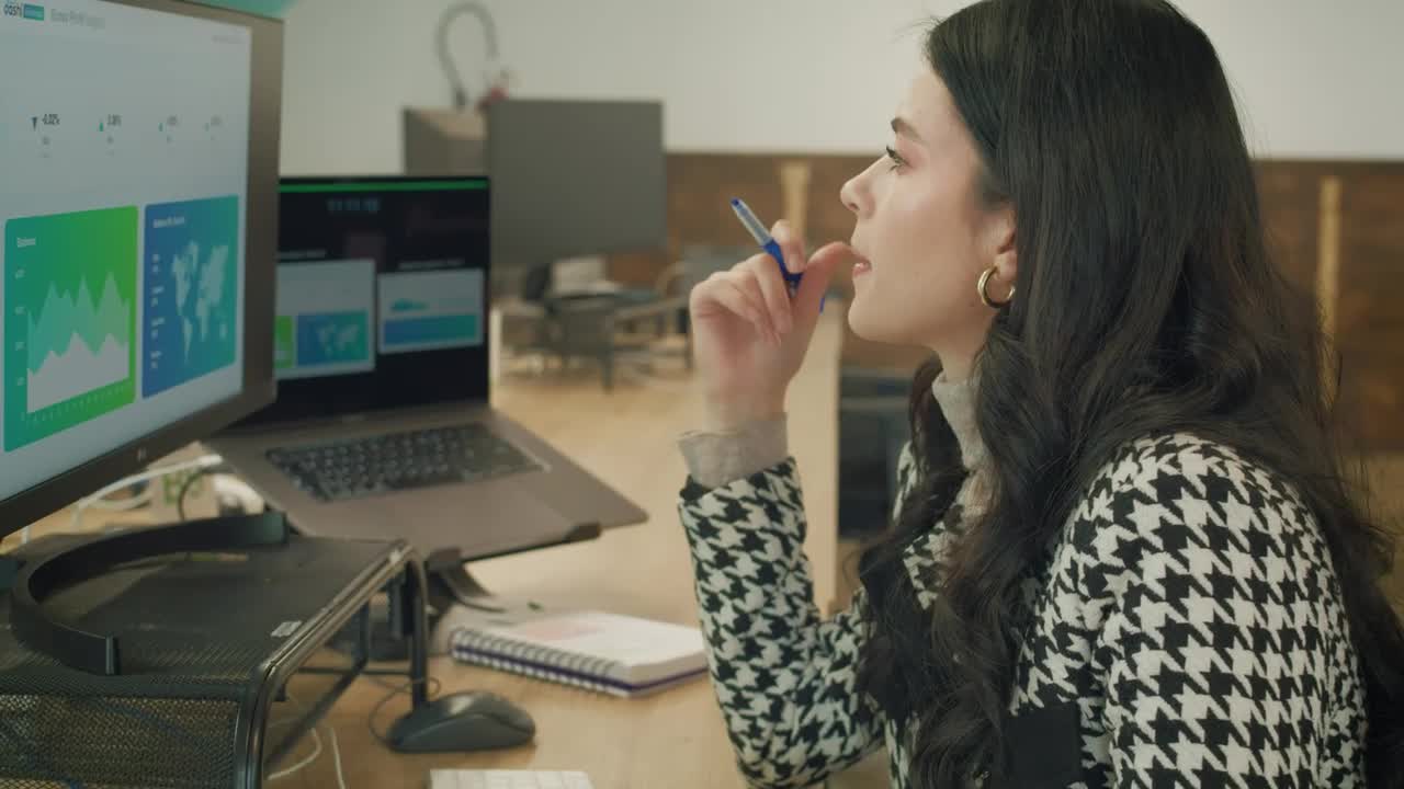 Video Stock Professional Woman Working On A Computer Live Wallpaper Free