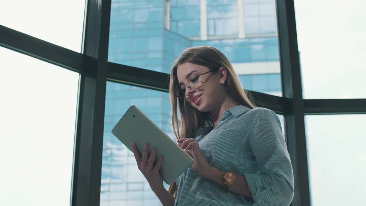 Video Stock Professional Woman Working On A Tablet By A Window Live Wallpaper Free