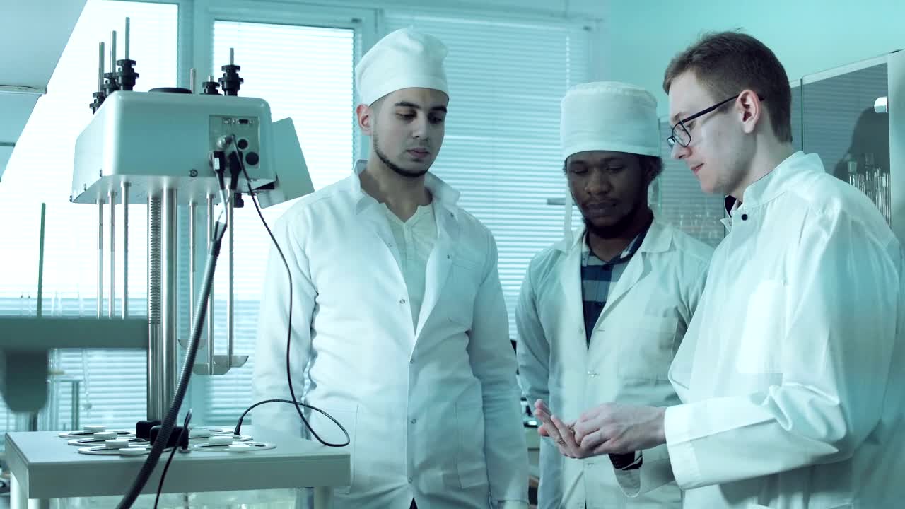 Video Stock Professor Showing Students A Lab Procedure Live Wallpaper Free