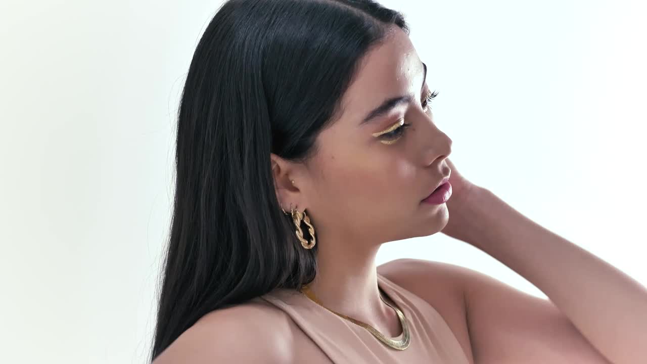 Video Stock Profile Of An Elegant Girl Modeling On A White Background Live Wallpaper Free