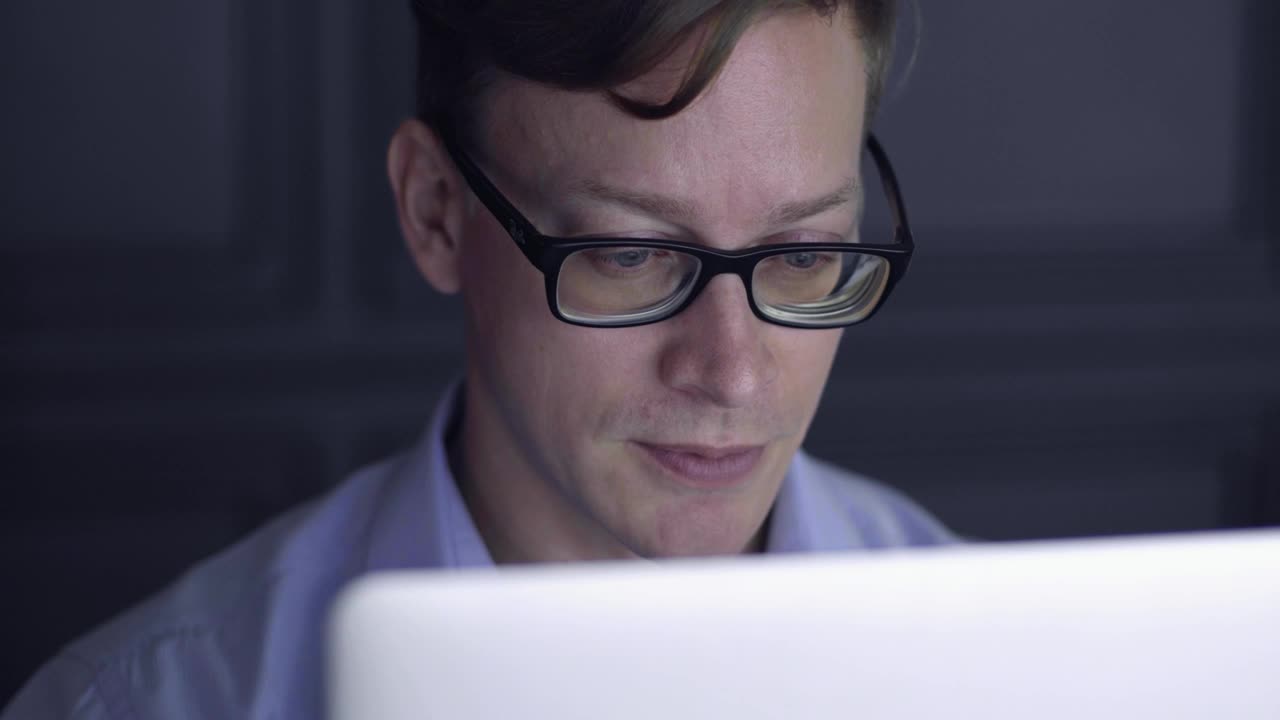 Video Stock Programmer Working Late Into The Night Live Wallpaper Free