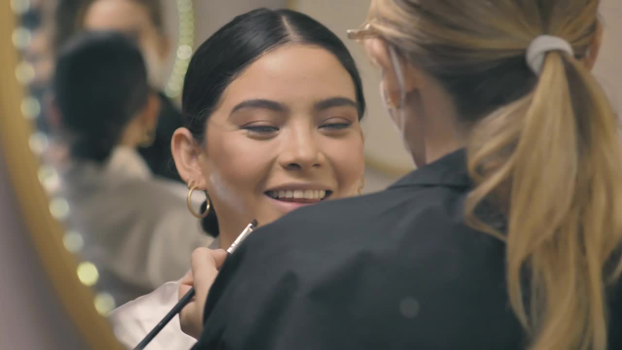 Video Stock Putting Makeup On A Bride In Front Of A Mirror Live Wallpaper Free