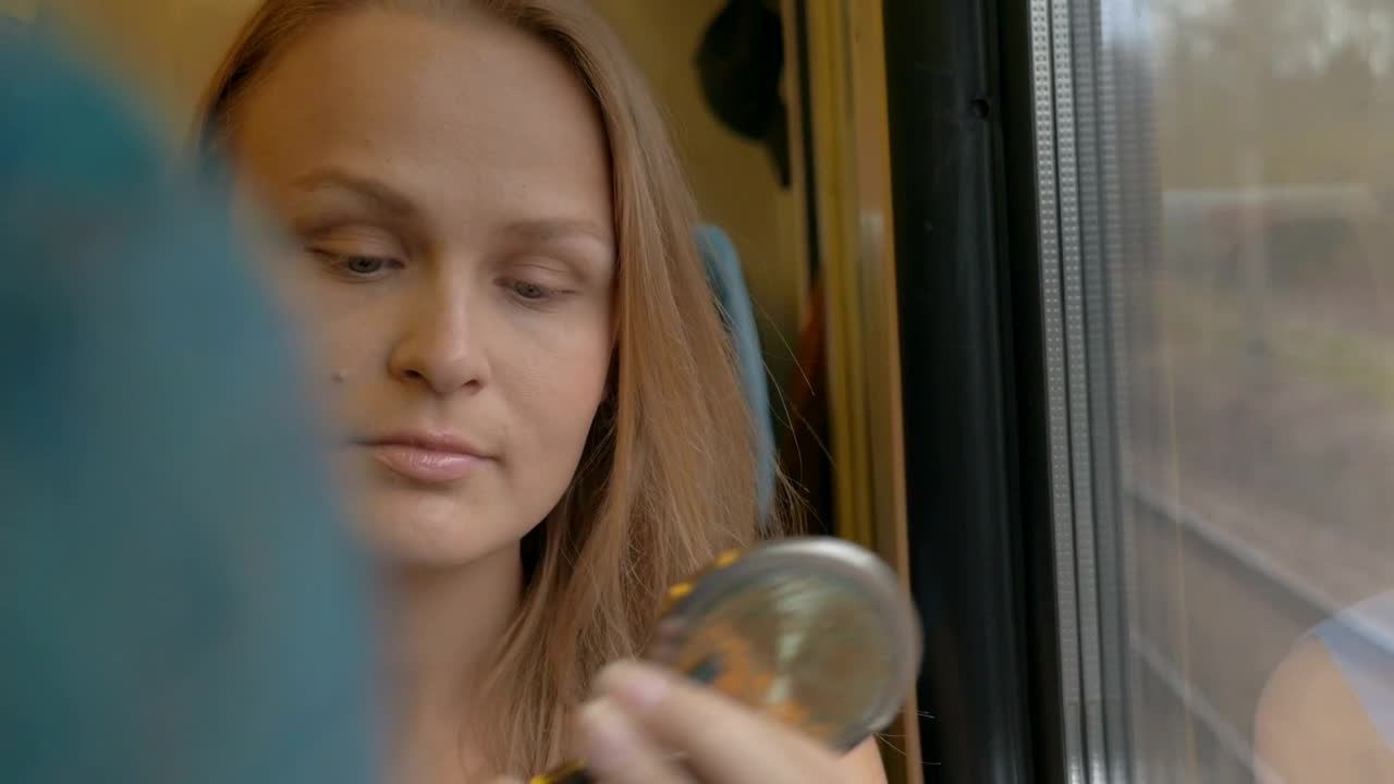 Video Stock Putting On Make Up On The Train Live Wallpaper Free