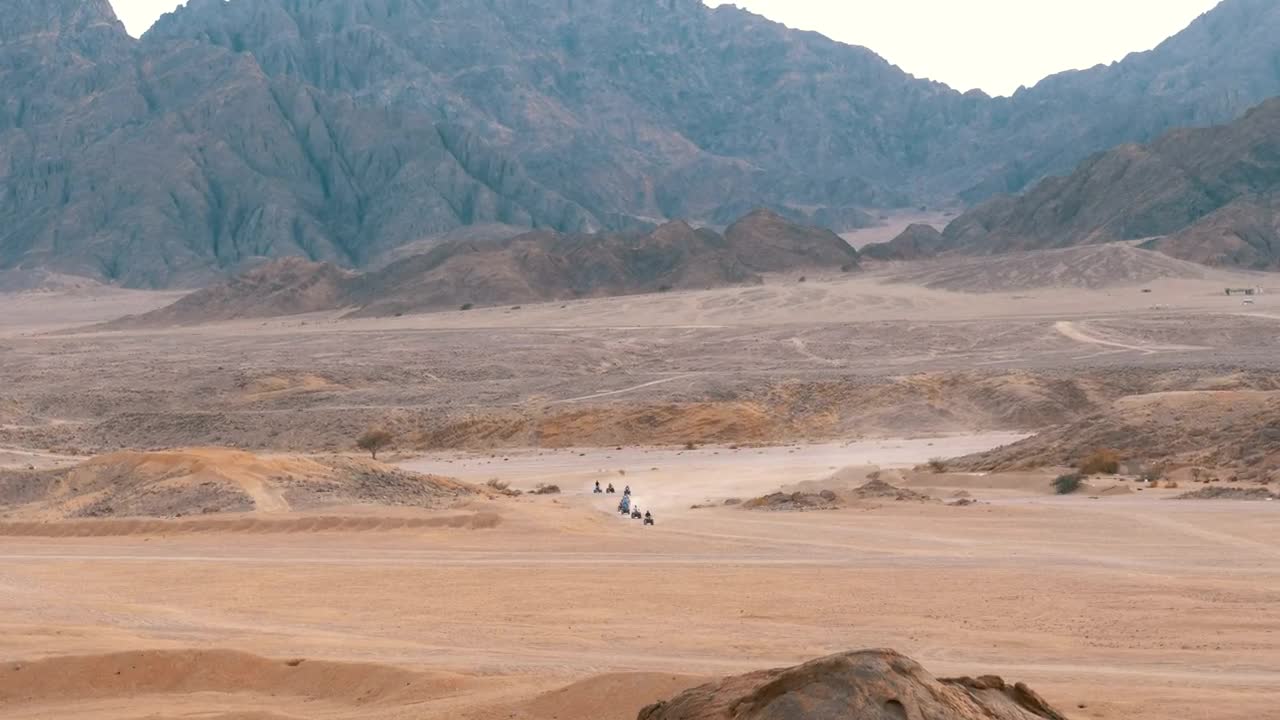 Video Stock Quad Bikes Gang Crossing The Desert Live Wallpaper Free
