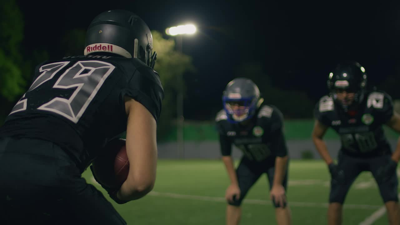 Video Stock Quarterback Trying To Pass Between His Opponents Live Wallpaper Free