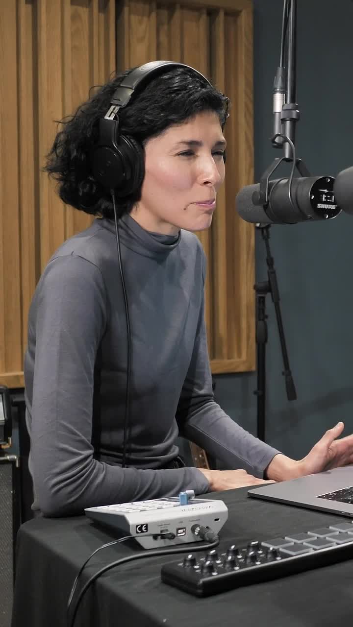 Video Stock Radio Announcer Live Wallpaper Free