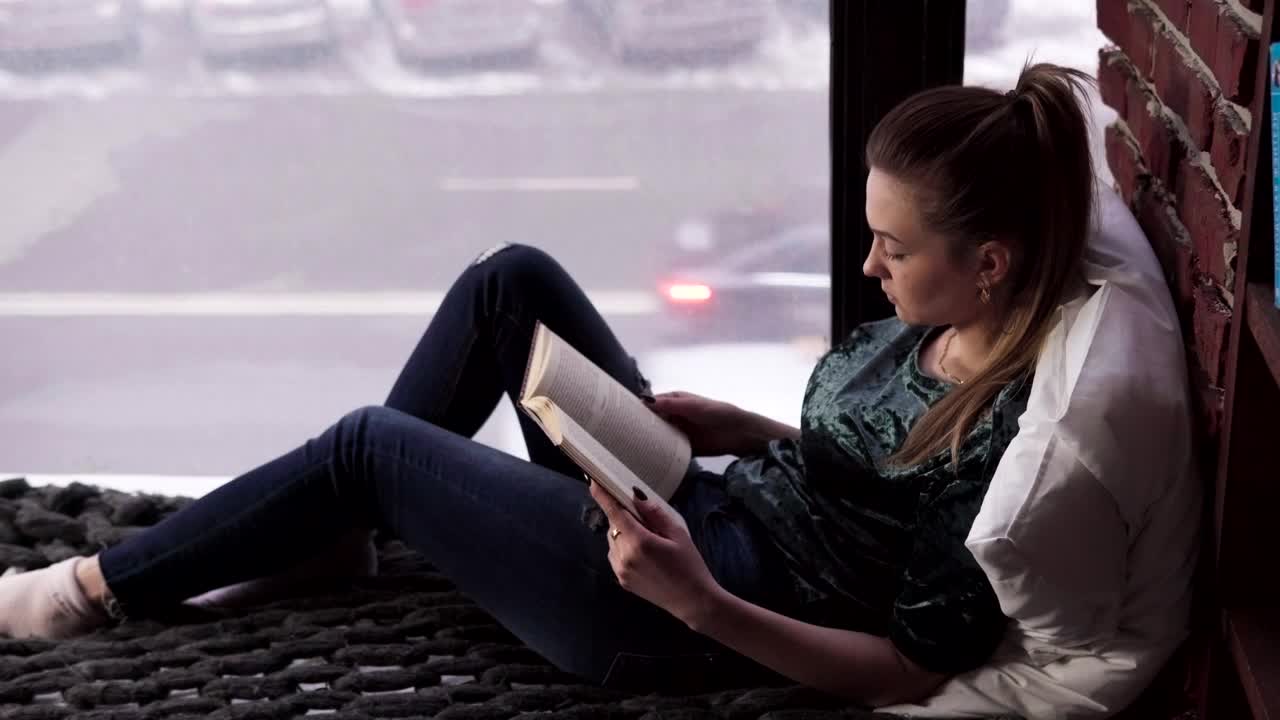 Video Stock Reading A Book In A City Apartment Live Wallpaper Free