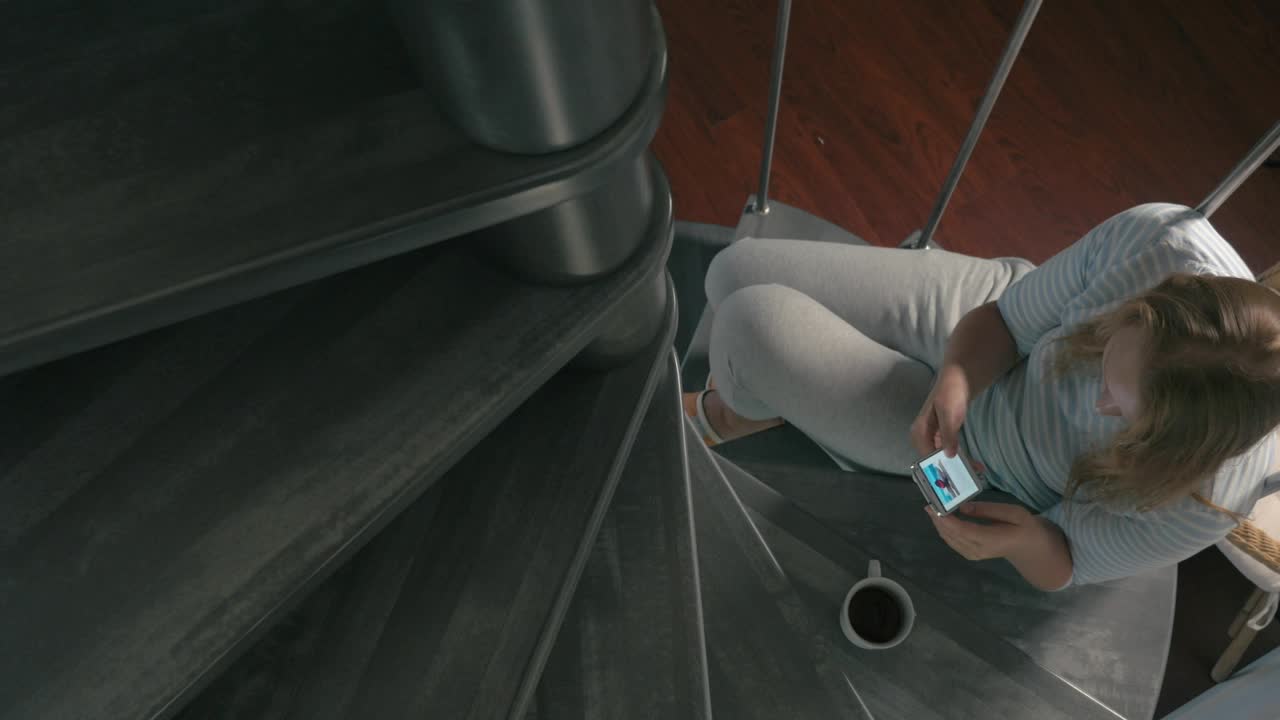 Video Stock Reading The News On The Stairs Live Wallpaper Free