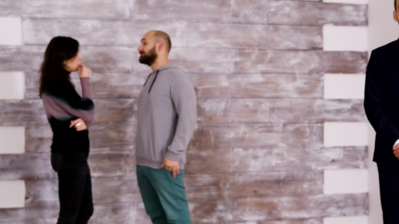 Video Stock Real Estate Investor In Suit Holds Up Keys Live Wallpaper Free