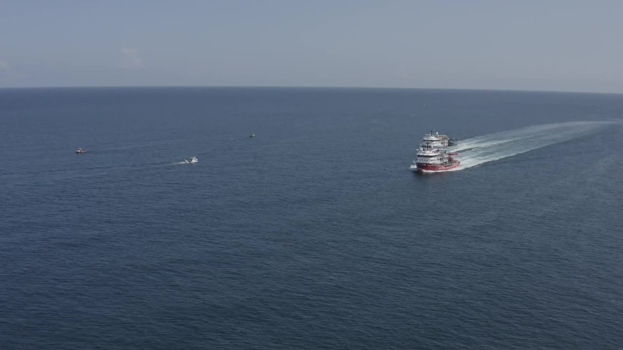 Video Stock Red And Blue Boats Crossing The Ocean Live Wallpaper Free
