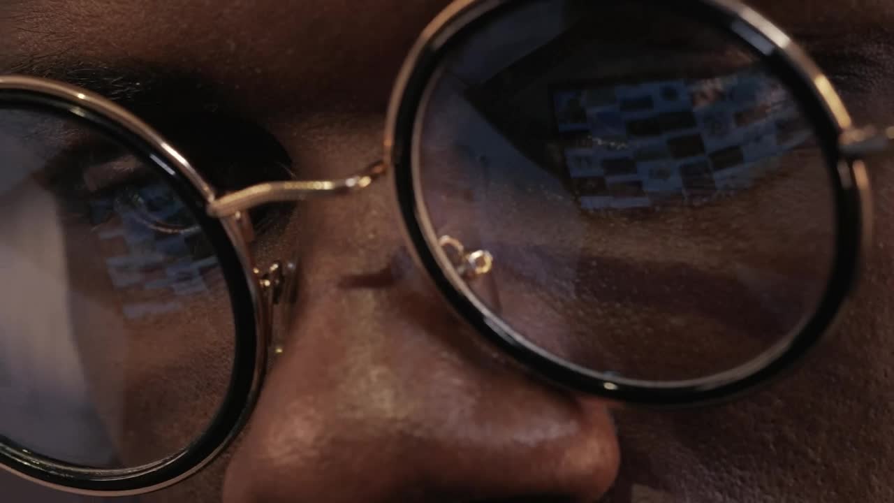 Free Stock Video Reflection In The Glasses Of A Man Using A Tablet Live Wallpaper