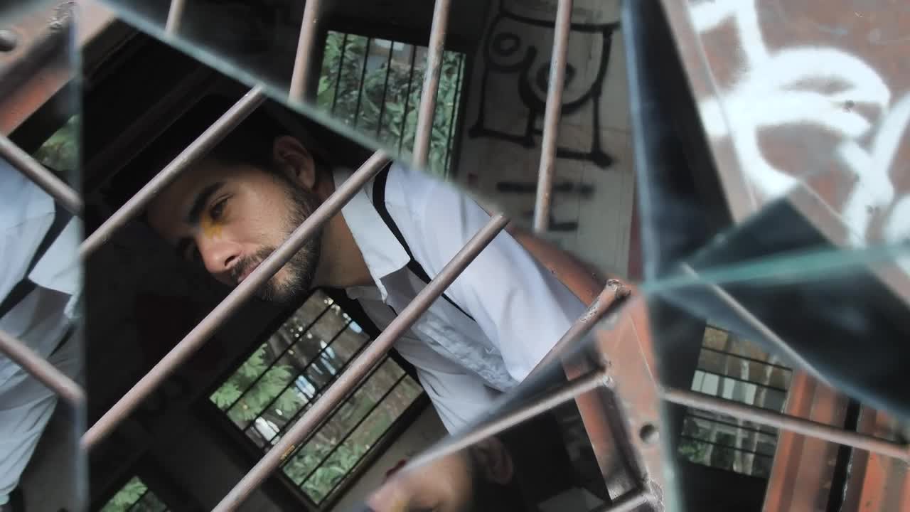 Free Stock Video Reflection Of A Boy In The Mirrors Of A Prism Live Wallpaper