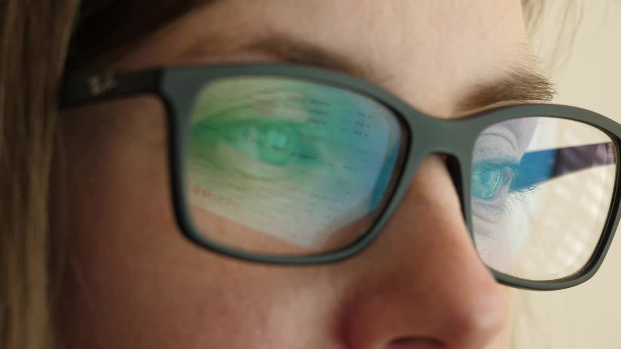 Free Stock Video Reflection Of A Screen In Glasses Live Wallpaper