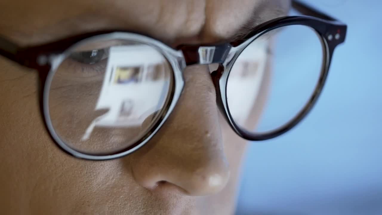 Free Stock Video Reflection Of Screen Information On Glasses Live Wallpaper
