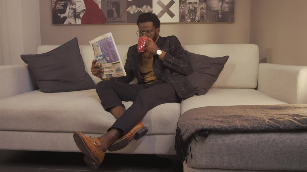 Free Stock Video Relaxed Guy Drinking Coffee While He Reads The News Live Wallpaper