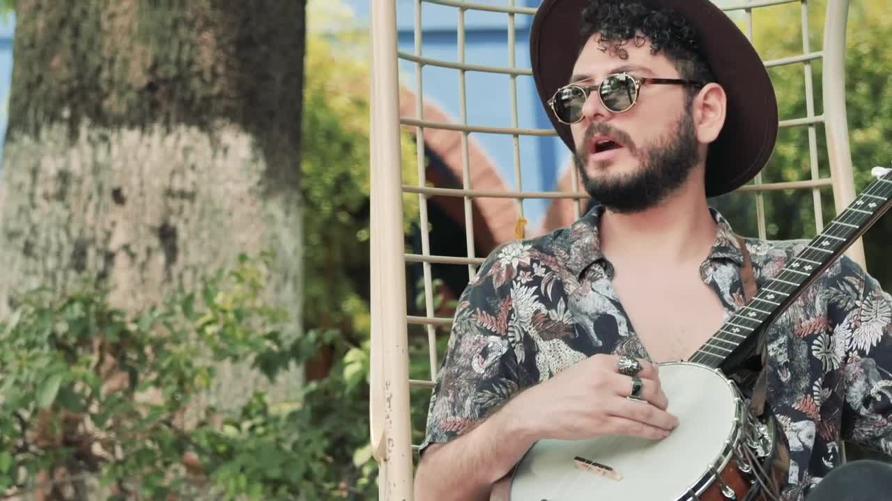 Free Stock Video Relaxed Man With Hat And Glasses Playing The Banjo In Live Wallpaper