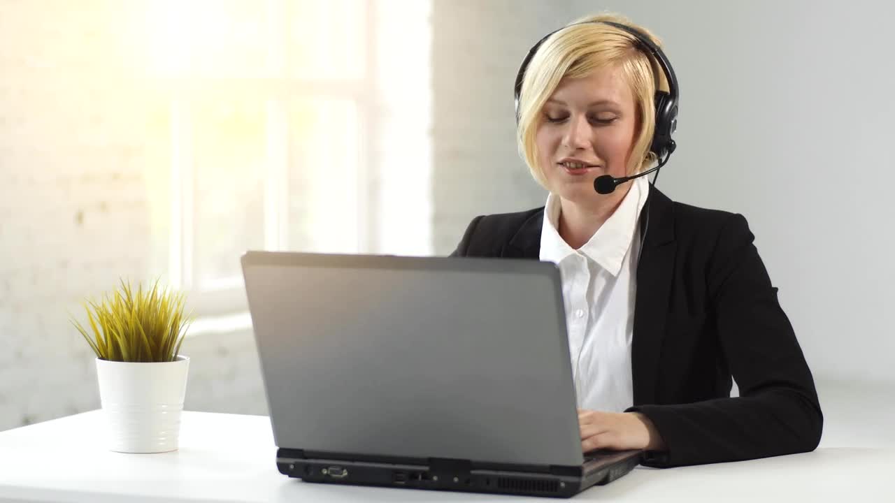 Free Stock Video Remote Worker Greets Customer Hello On Voice Chat Live Wallpaper