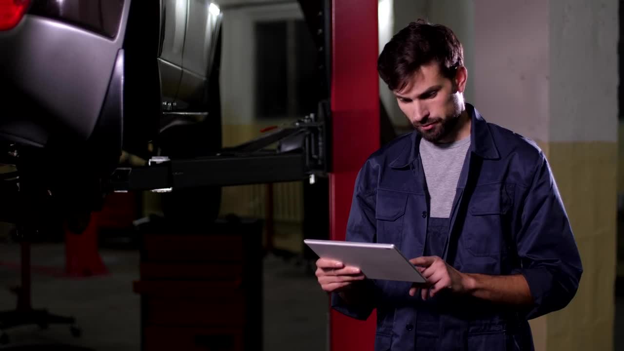 Free Stock Video Repairman Working On Their Tablet Live Wallpaper