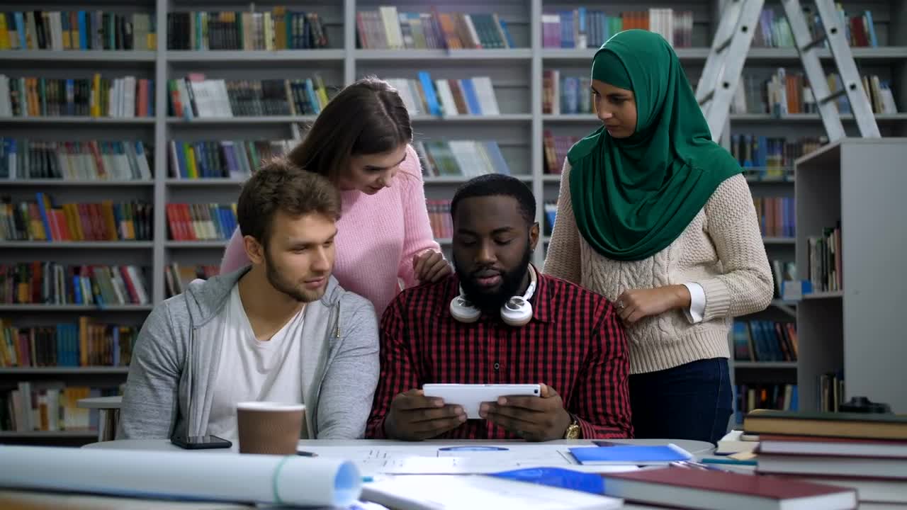 Free Stock Video Researching In The Library Live Wallpaper
