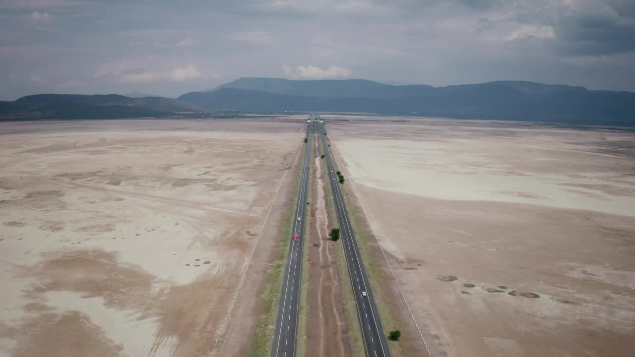 Free Stock Video Road With Traffic That Divides A Dry Lagoon Live Wallpaper