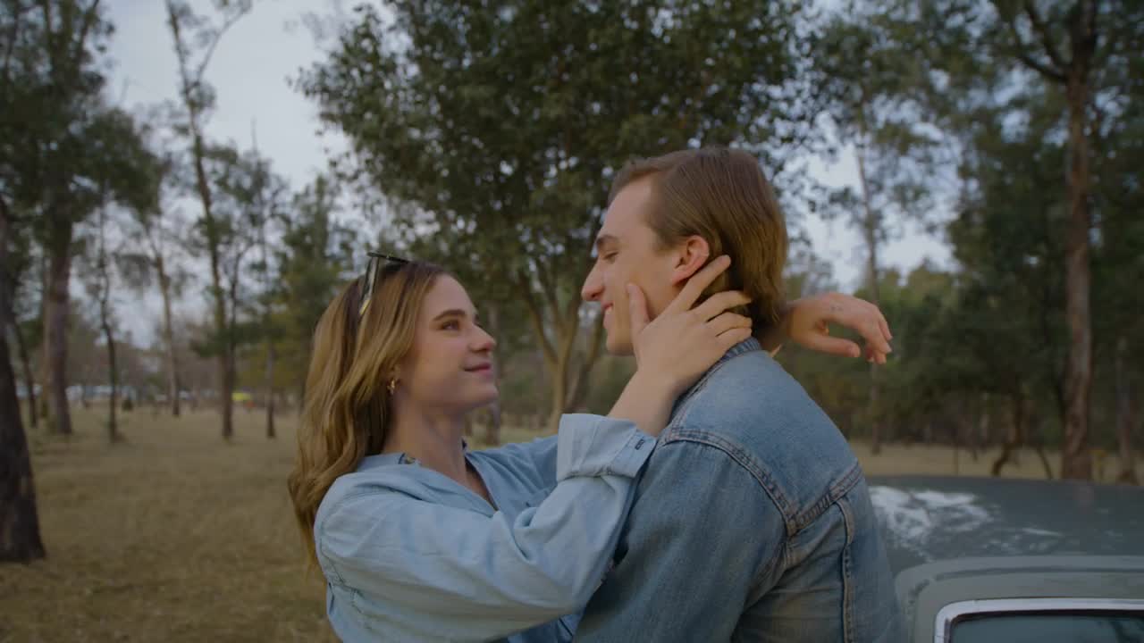 Free Stock Video Romantic Couple Embracing In The Middle Of A Forest Live Wallpaper