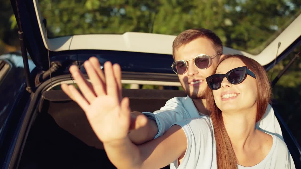 Free Stock Video Romantic Couple Sit In Back Of Car Holding Hands Live Wallpaper