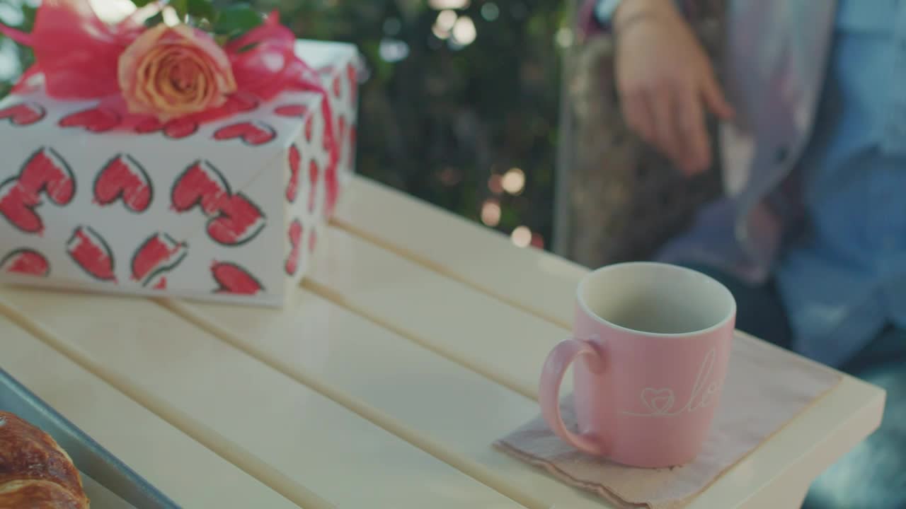 Free Stock Video Romantic Date In A Cafeteria With Swings Live Wallpaper