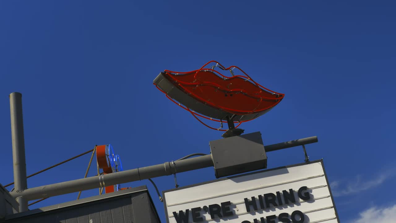 Free Stock Video Rotating Neon Sign Of Lips On Top Of A Business Live Wallpaper
