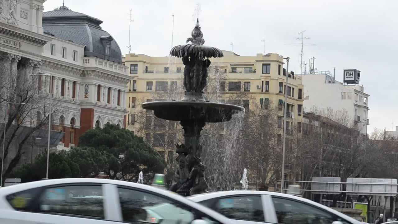 Free Stock Video Roundabout Fountain With Traffic In Europe Live Wallpaper