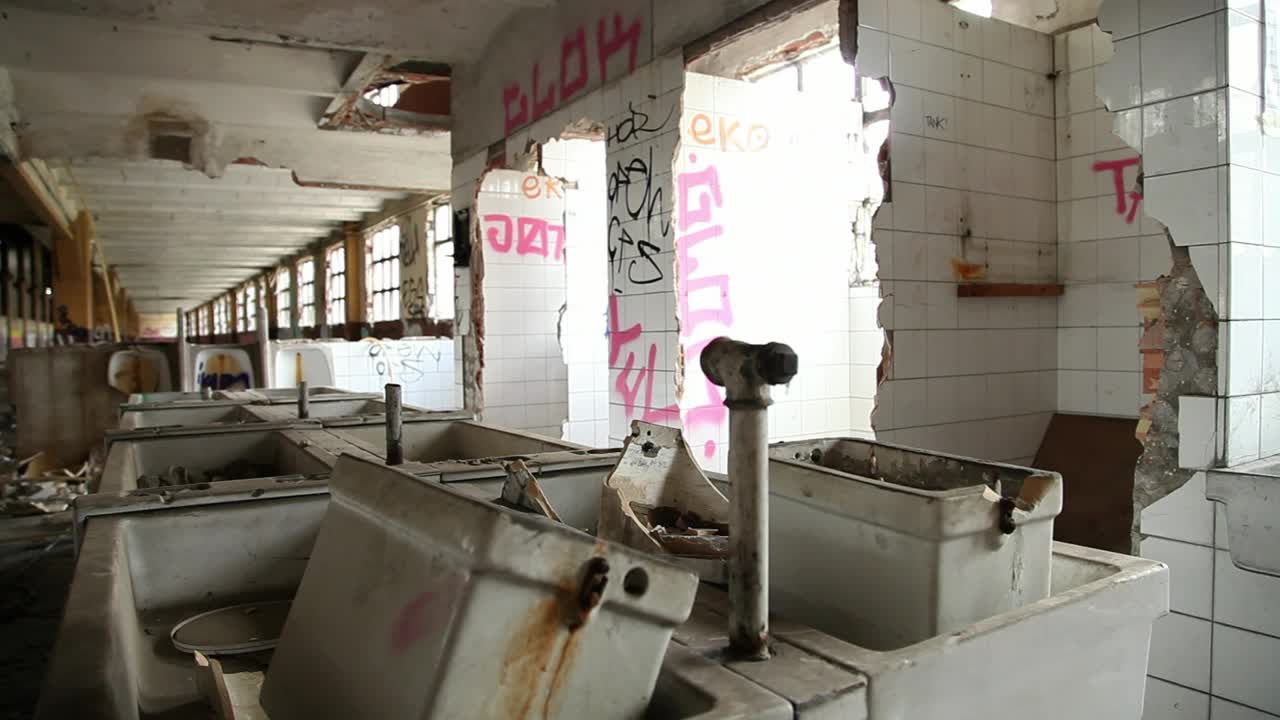 Free Stock Video Ruins Of The Bathroom Of An Old Building Live Wallpaper