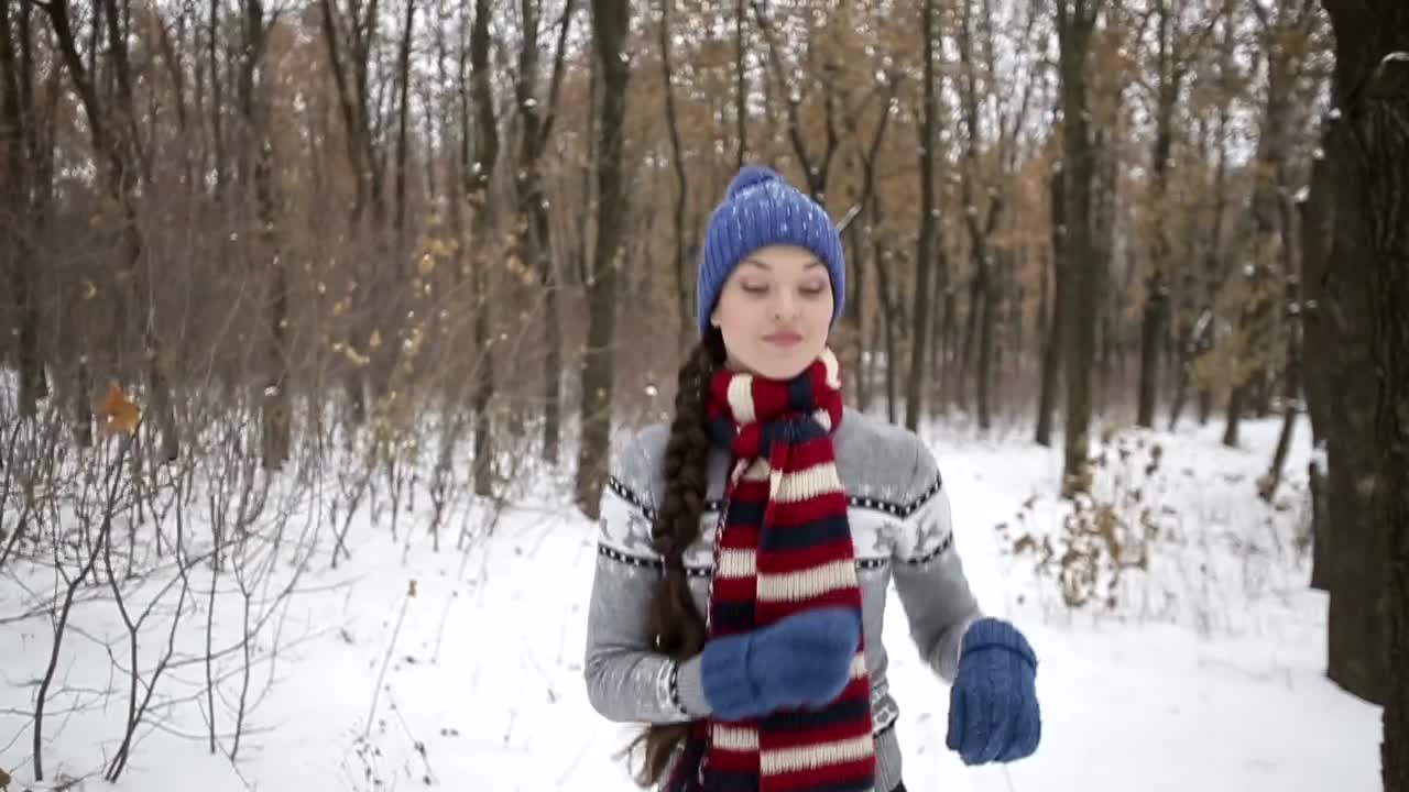 Free Stock Video Running With Sweater And Gloves In Winter Forest Live Wallpaper