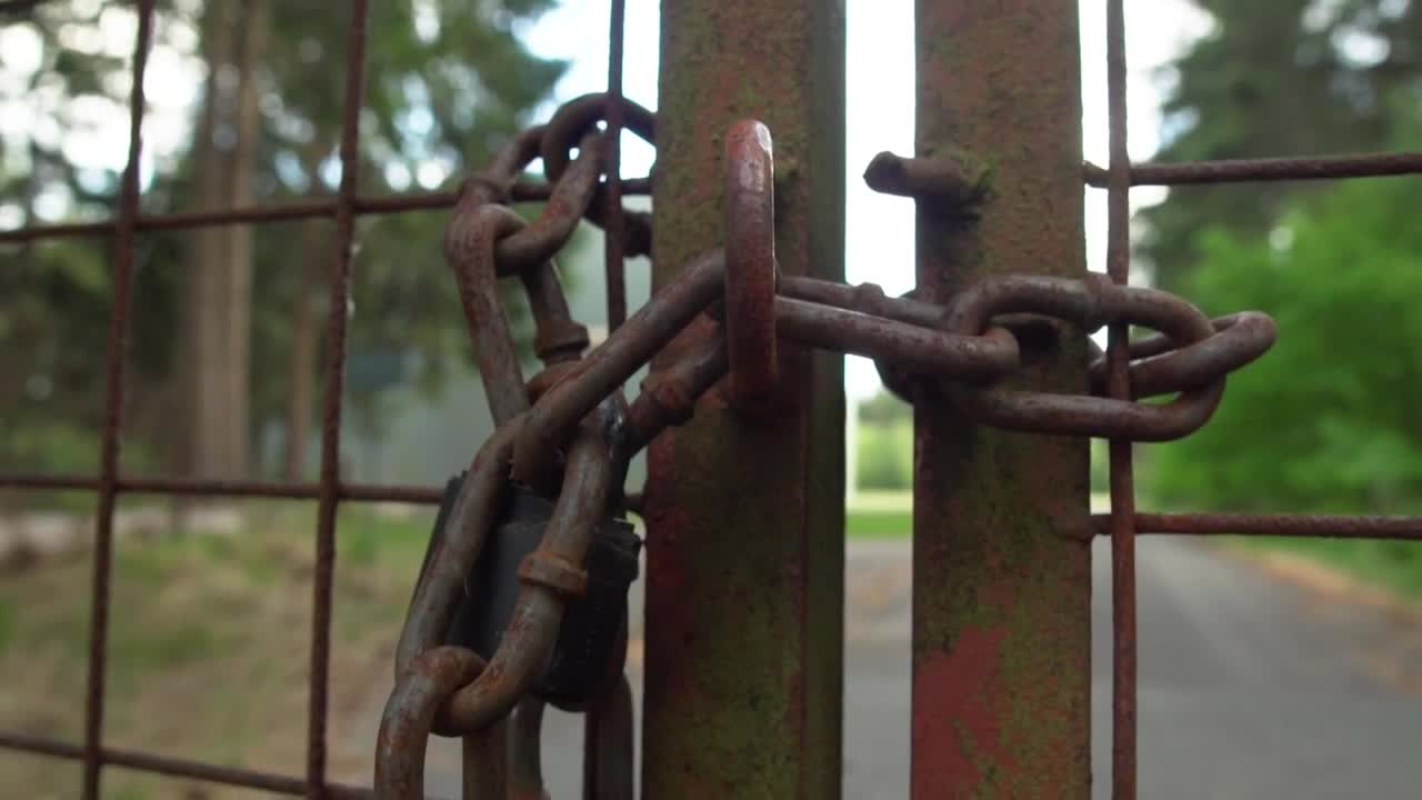 Free Stock Video Rusty Fence With A Chain Of A Property In Nature Live Wallpaper