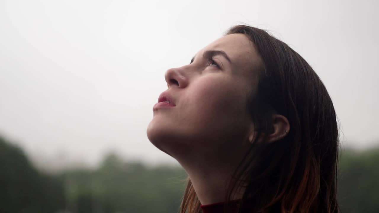 Free Stock Video Sad Woman Looking Towards The Sky Live Wallpaper