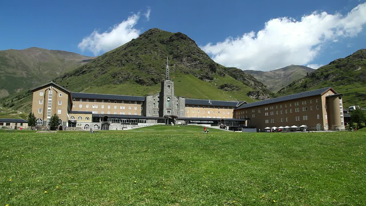 Free Stock Video Sanctuary At The Bottom Of A Sunny Valley Live Wallpaper