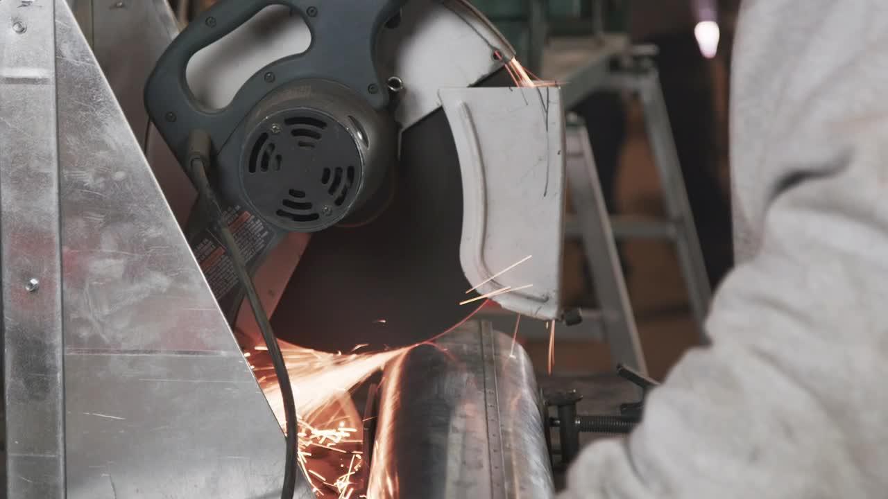 Free Stock Video Saw Cutting Through Metal Live Wallpaper