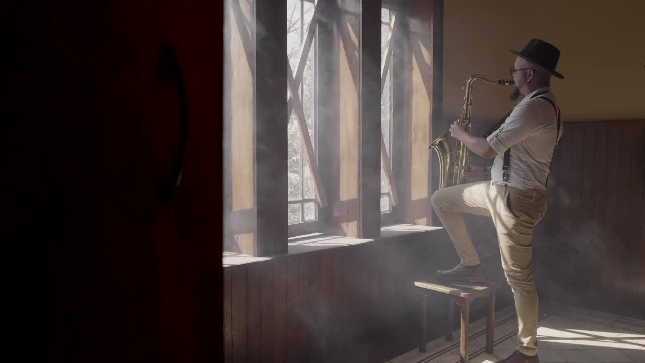 Free Stock Video Saxophonist Playing A Song Live Wallpaper