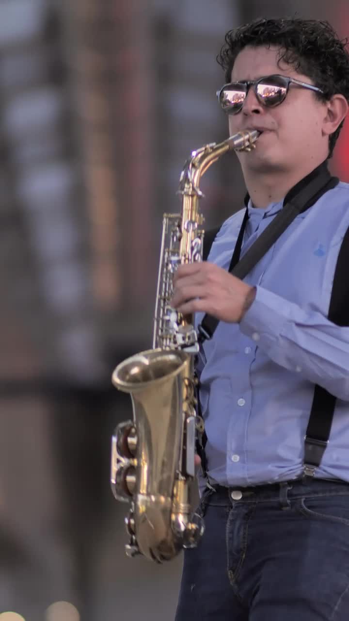 Free Stock Video Saxophonist With Sunglasses Playing On The Street Live Wallpaper