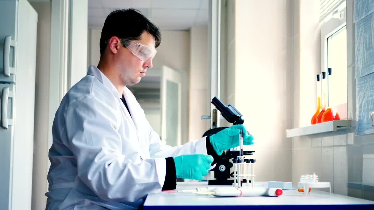 Free Stock Video Scientist In A Laboratory Preparing A Sample Live Wallpaper