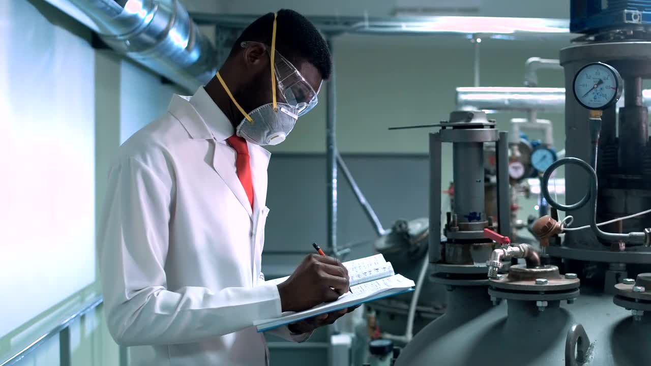 Free Stock Video Scientist In Facemask Writing In A Chemical Lab Live Wallpaper