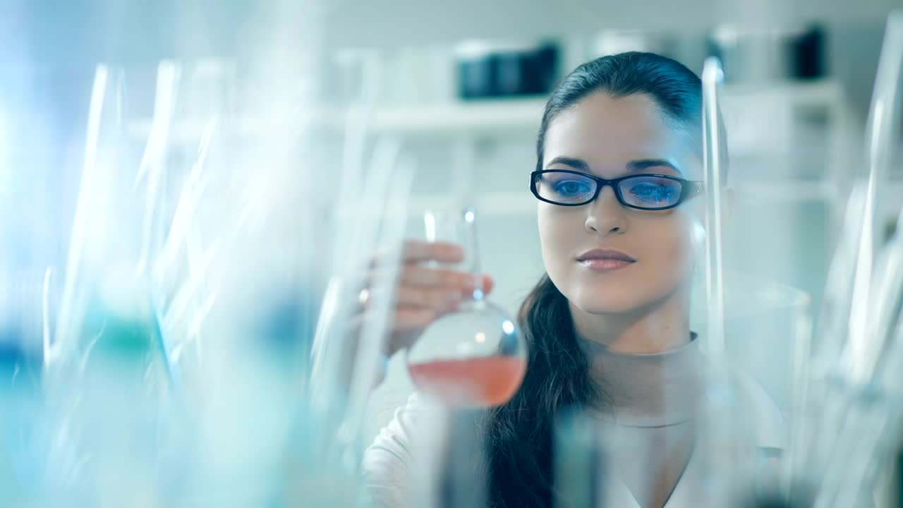 Free Stock Video Scientist Looks At A Liquid In A Conical Flask Live Wallpaper