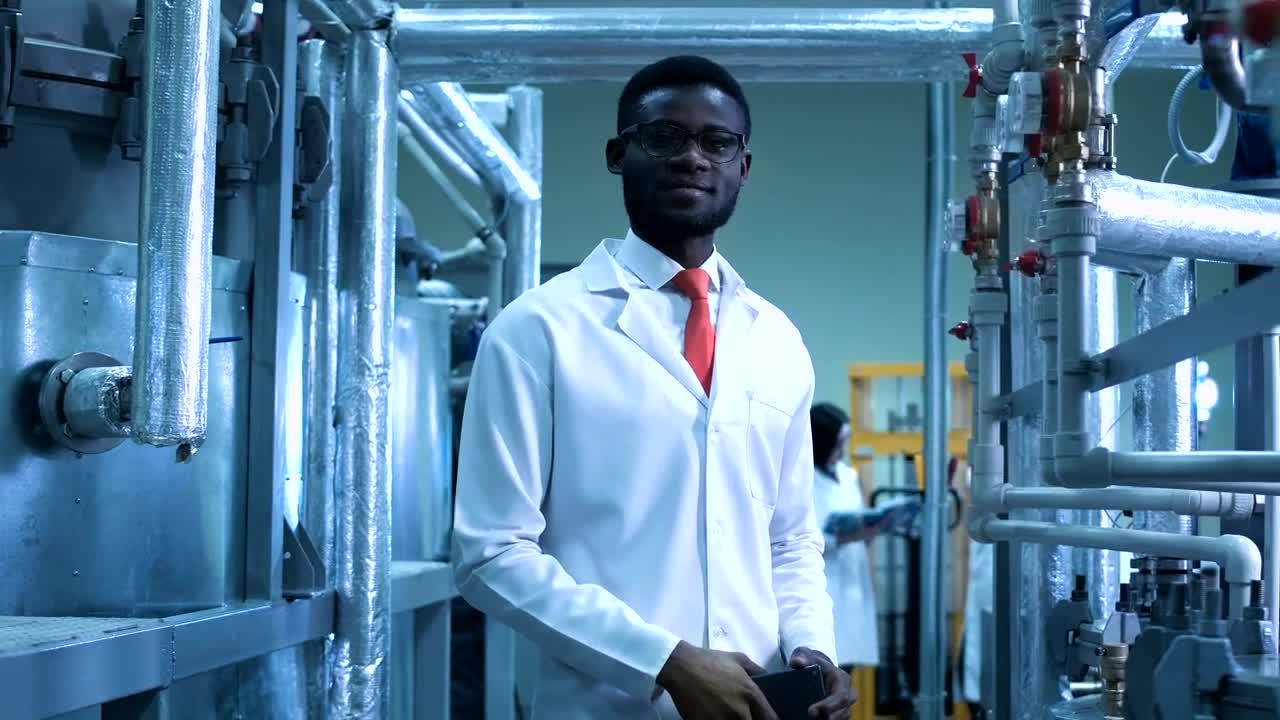 Free Stock Video Scientist Man Posing In The Laboratory Live Wallpaper