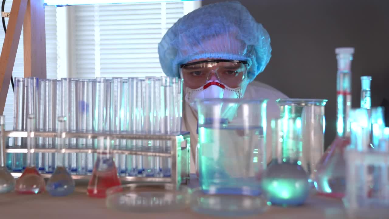 Free Stock Video Scientist Mixing Components On Flasks Live Wallpaper